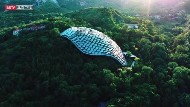 周口店野生猿人团亮相，好吃团挑战钻木取火