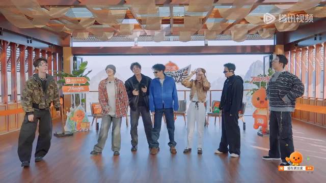 王安宇跟小胡轮番把大喜压倒在地，把沈腾都笑死了，团里唯一女的