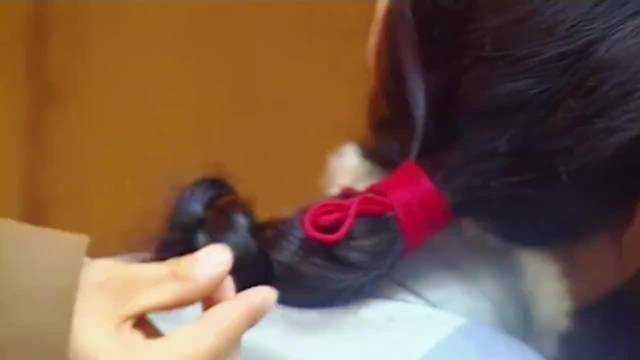 小伙恶作剧扯了女兵的辫子，没想到闯了大祸