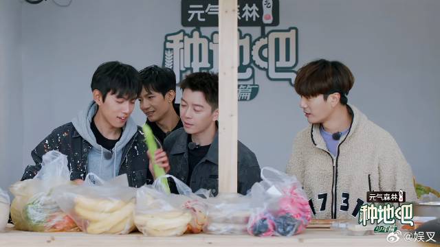 赵小童这一看，就是会做饭的人，莴笋怎么削他都懂！