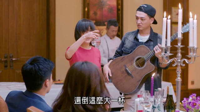 曲筱绡的到来破坏了聚会气氛，揭开樊胜美伪装面纱