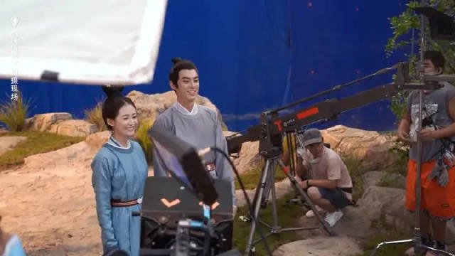 一切的甜言蜜语都被融化在这一个长久而意味深远的拥抱之中