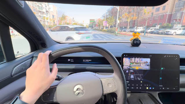 蔚来ES8展示敏捷调头效果，三条车道完成无后轮转向调头