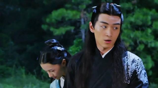 可爱又善良的白玉堂白五爷，几句话就给哄好了，筋疲力尽了都要接着背着雅兰