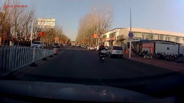 猜到骑车人会出事，没想到视频车也受波及，进入道路一定要小心