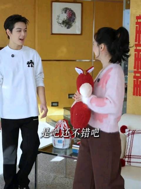 王艳与儿子一起合拍，19岁球球身高优越，帅成男明星