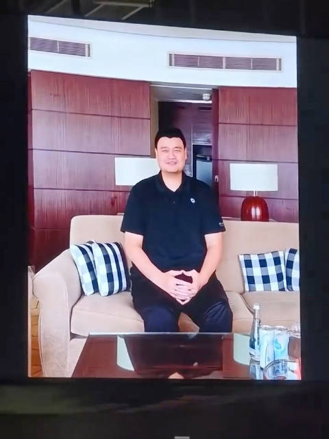 姚明出席林书豪退役仪式获最大欢呼