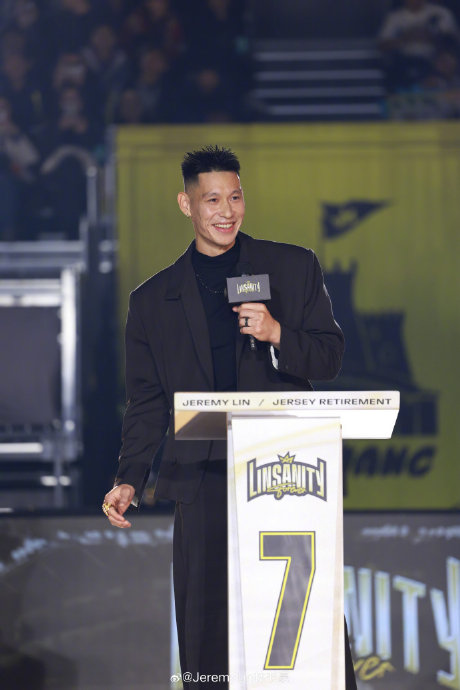 周杰伦现身林书豪球衣退役仪式合唱《说好不哭》