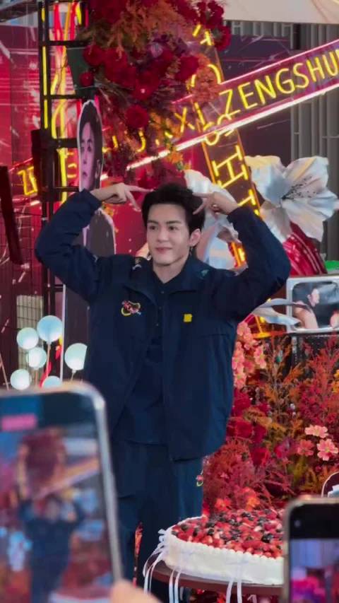 曾舜晞《交换人生》杀青现场手忙脚乱不忘接粉丝心意