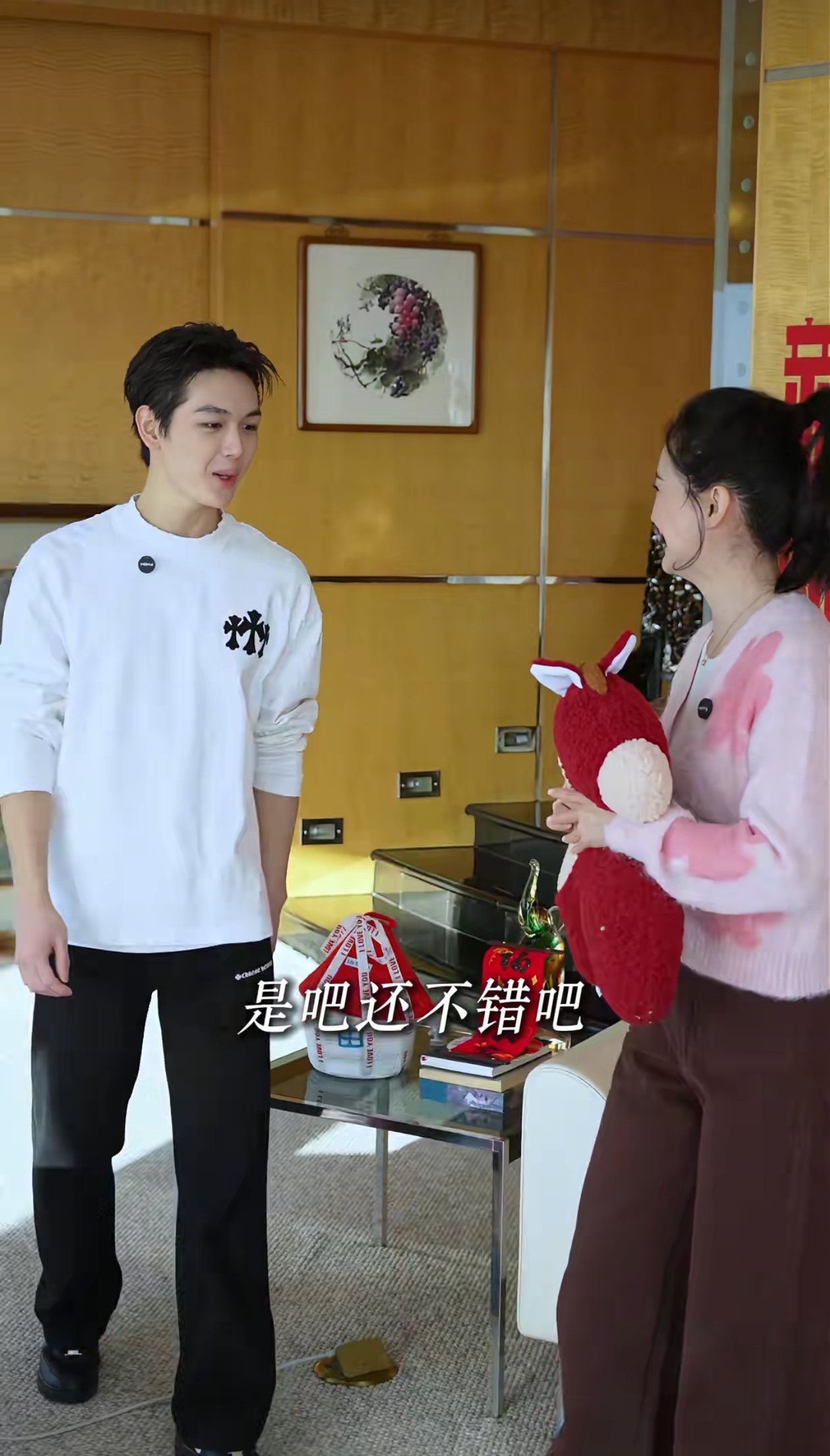 演员王艳和儿子同框拍视频，网友：原来男大也有十八变