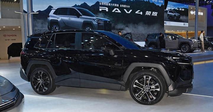 2.0L混动下探16.98万：RAV4的硬派转型，能否破解20万级SUV内卷？