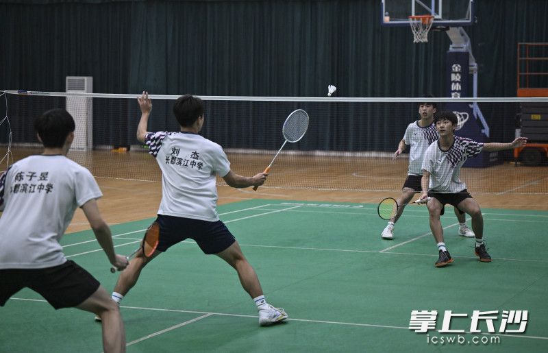 奥运冠军黄雅琼领衔全明星阵容，羽超球员走进长郡滨江中学