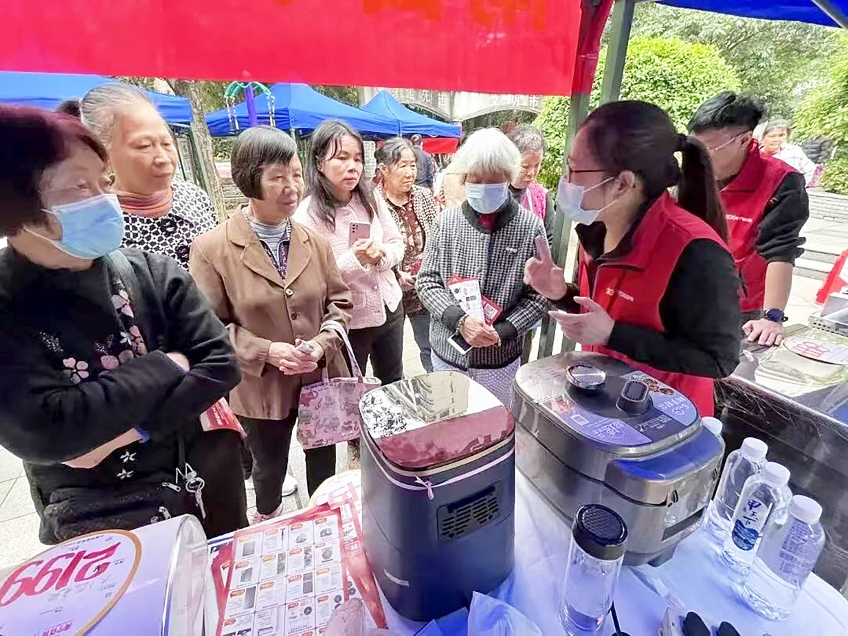    南宁百货家电党支部组建家电便民服务队，深入社区开展志愿服务活动。 （南宁百货家电供图）