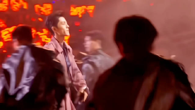 肖战跨年舞台红海转场震撼观众