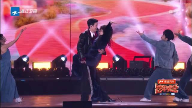 黄子韬徐艺洋亲吻李川求婚锤娜丽莎引爆跨年晚会