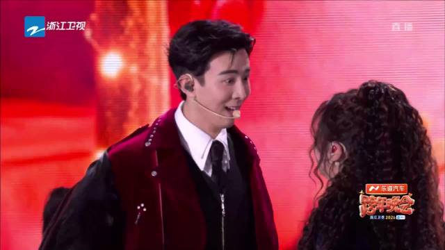 李川跨年晚会求婚锤娜丽莎，吉他弹唱兑现2025约定