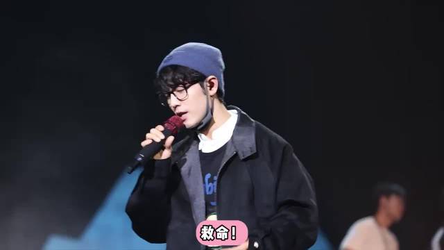 王俊凯肖战亮相2025影娱年终大赏跨年晚会