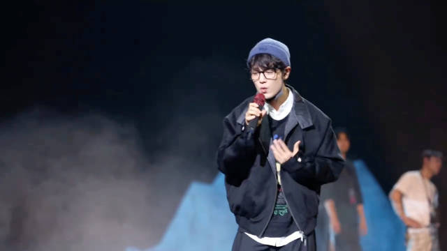 肖战东方卫视跨年，演唱《得闲谨制》《不要回头》《现在不跳舞要干嘛》