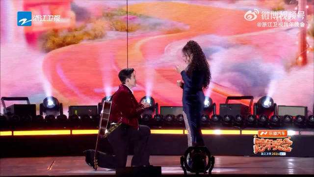 李川跨年晚会求婚锤娜丽莎，吉他弹唱兑现2025约定