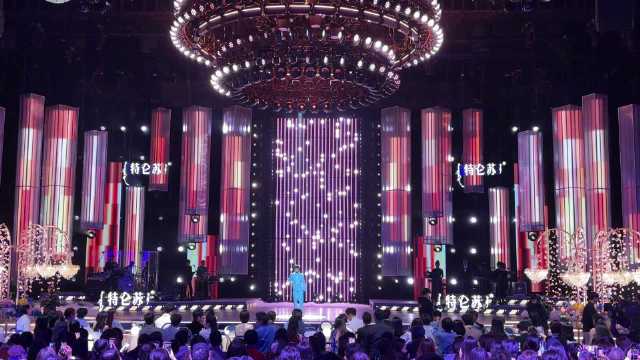 周深跨年舞台演绎《归来》，空谷声线传递破茧希望