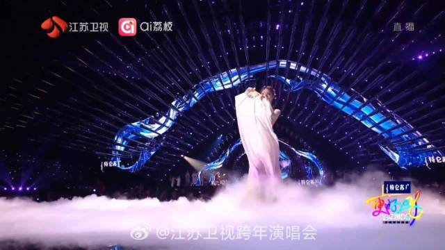 71岁罗大佑江苏跨年首唱新歌，经典《童年》引回忆