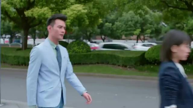 赵医生要跟曲筱绡分手，谁料女孩蹲在路边大哭