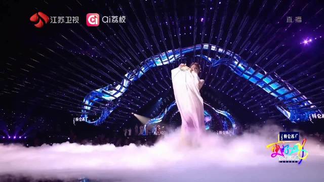 71岁罗大佑登江苏卫视跨年舞台献唱《童年》