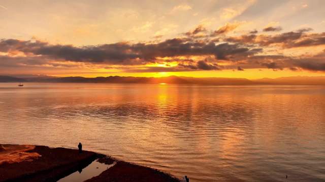 云南抚仙湖的朝暮美成流动诗画