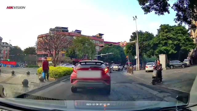 12月30日早上，这是路面撒过水呀？