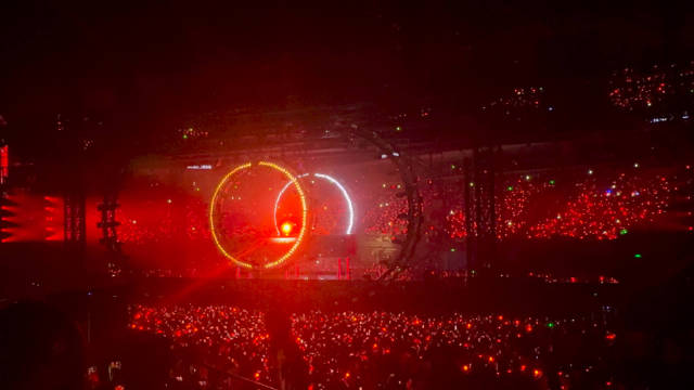 王源跨年演唱会演绎变形金刚舞台，倒悬光影打造宇宙视听盛宴