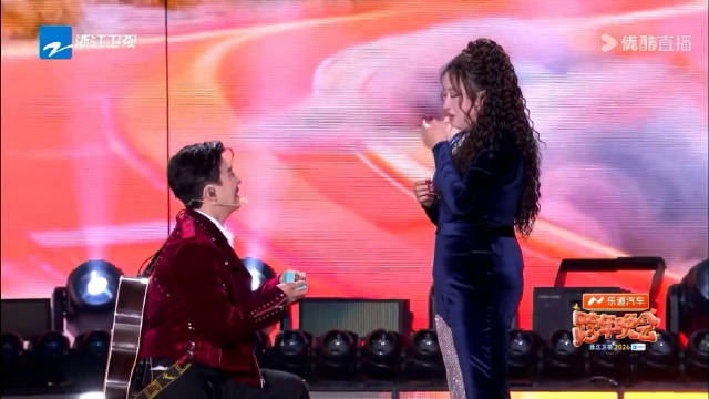 我靠啊啊啊啊啊啊李川在舞台上给锤娜丽莎求婚了！
