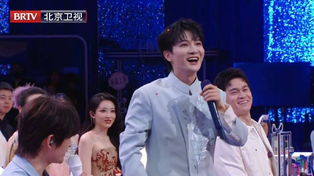 北京卫视跨年联欢会温暖上演，重现经典年味