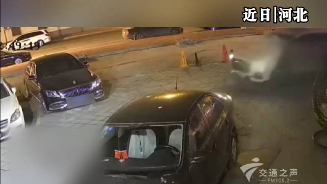 司机驾车未观察路况，一脚把石墩“踢”向迈巴赫