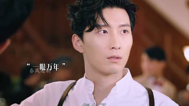 男人一个抬头就被眼前美若天仙的女孩，深深吸引