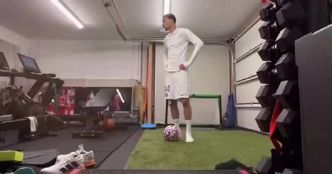 埃基蒂克在家里颠球加练