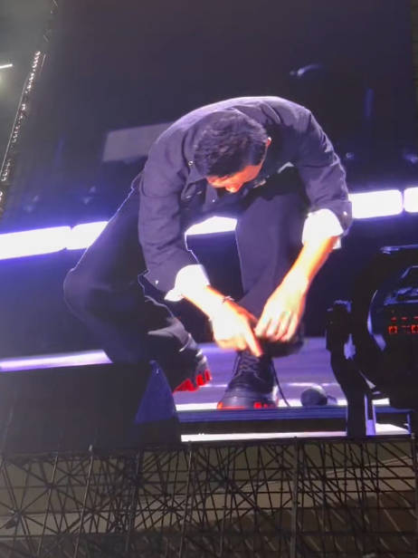 韩庚把鞋带跳散了