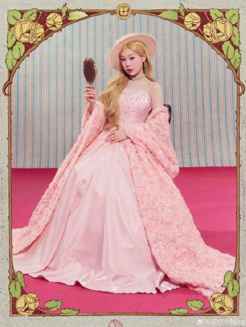 沈佳润金发蝴蝶结造型神似玛丽猫