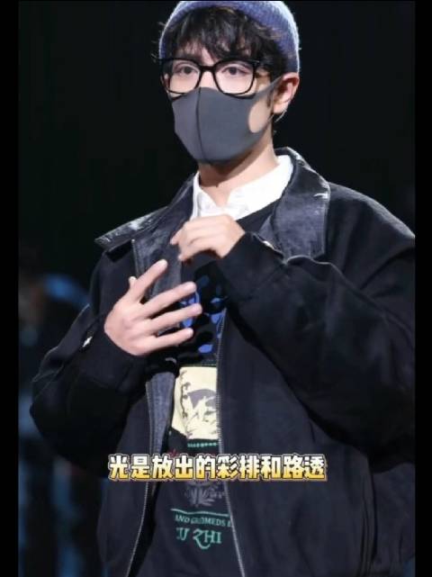 肖战跨年造型引热议，网友准时守候东方卫视