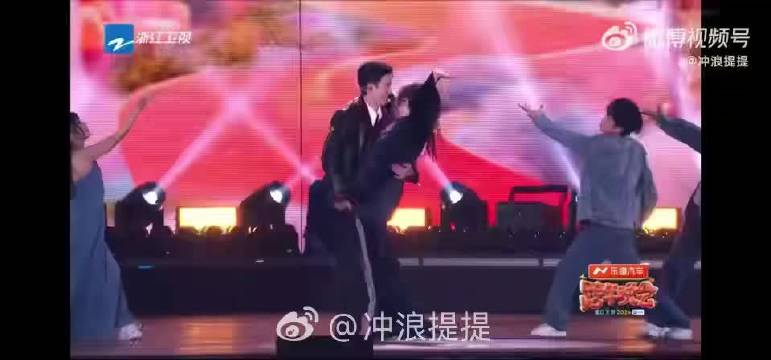 浙江跨晚现场李川求婚锤娜丽莎成功