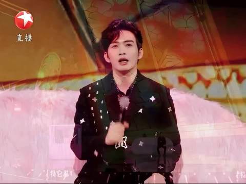 张彬彬跨年独唱《金风玉露》展现乐队级舞台