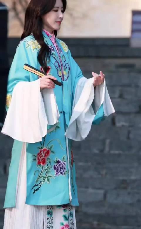 曾黎官宣加盟央视跨年晚会，大青衣气场表现力双在线