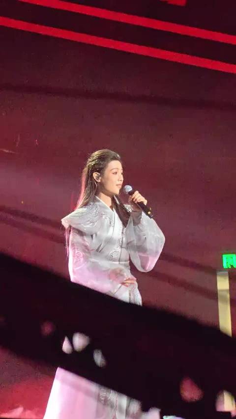 陈丽君霸王别姬舞台又演又唱一人分饰多角