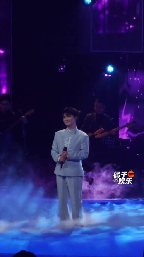 周深《归来》舞台直拍 娓娓道来的歌声，俄语太苏了