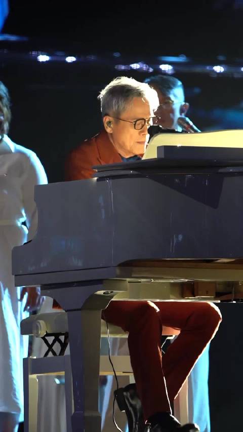 罗大佑跨年献唱经典，江苏卫视舞台引集体回忆