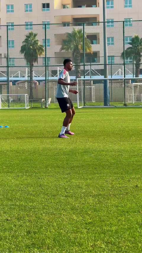 巴贝尔的15岁的儿子身穿托雷斯的球衣训练