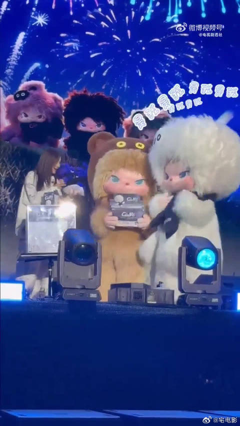 湖南跨年艺人王耀庆戴佩妮与咕噜比互动