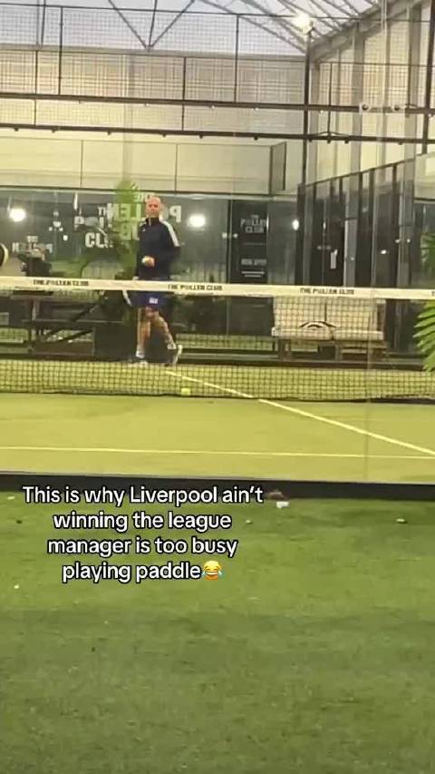 斯洛特对阵利兹联赛前打板球 不过小黑子发视频质问，为什么斯洛特还有心情玩