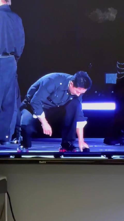 韩庚跨年晚会表演中鞋带散开，蹲下系鞋带显真实可爱