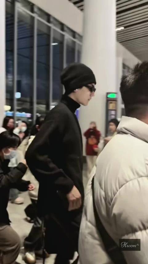 哥哥你把机场走成秀场啦！周柯宇李雾周柯宇陆西骁