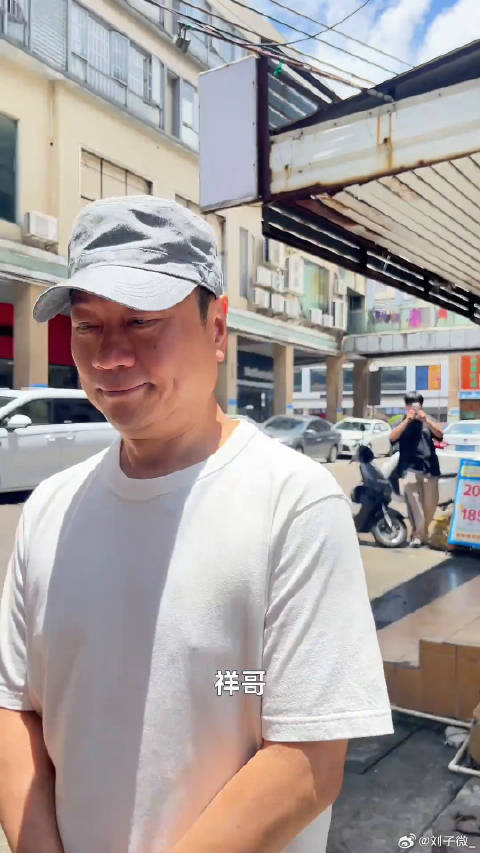 黎耀祥亲自驾车为妻买糖水被偶遇